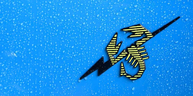 De Abarth is elektrisch dat betekent ook een nieuw logo..