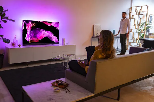 OLED-903-Lifestyle-10