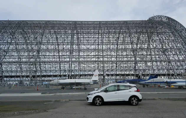 Op de achtergrond de bouwplaats van de Spaceshuttle. Inmiddels is het eigendom van Google