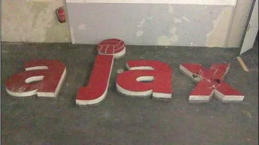oude-stadionletters-ajax-te-koop-op-mark.jpg