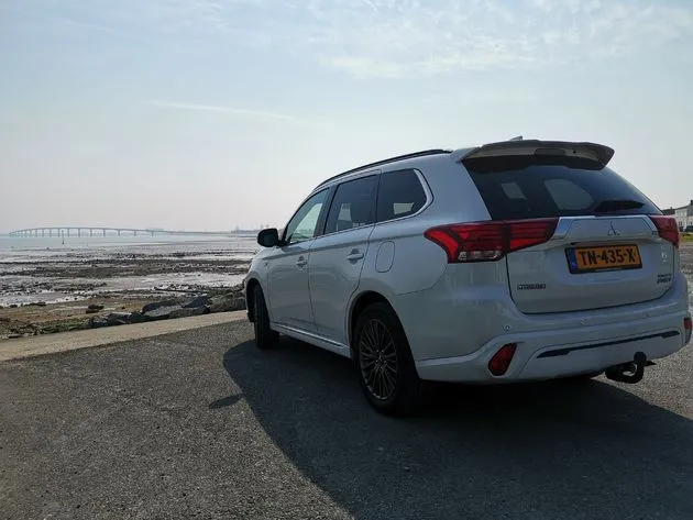 <i>PHEV Outlander bij de bruk van I\u0302le de Re\u0301</i>