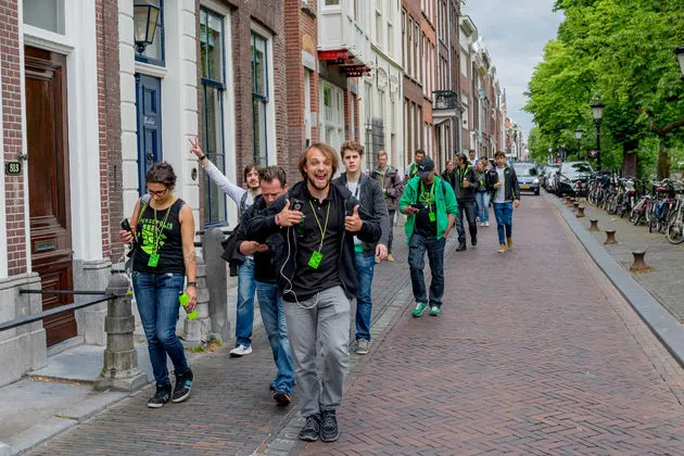 Players_walking_in_Utrecht