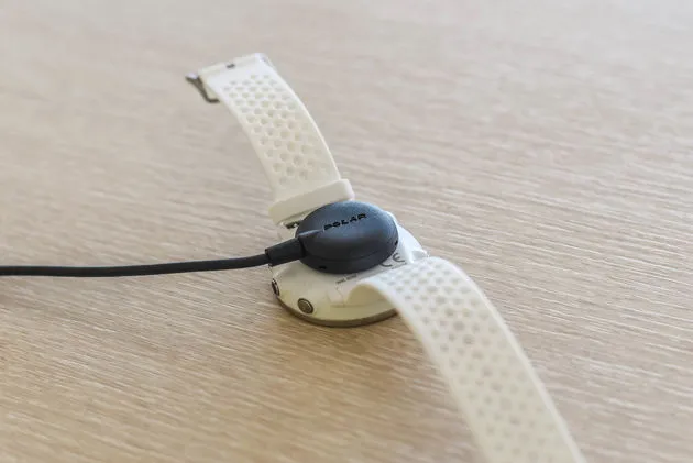 Opladen doe je via een magneet aan de achterzijde