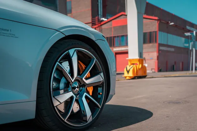 Achter de prachtige 21 inch velgen zitten de gigantische remschijven met een remklauw van Akebono.