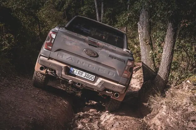 Een Ranger Raptor stoort zich werkelijk nergens aan
