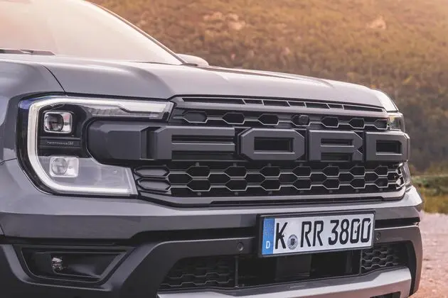 Een Raptor, herkenbaar aan de grote letters FORD op de voorkant