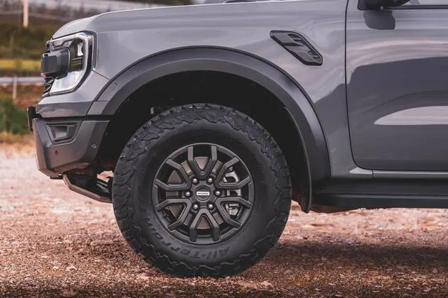 17 inch velgen en dikke banden horen bij een Raptor