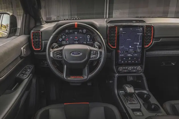 Een fraai interieur met ongekend veel gear