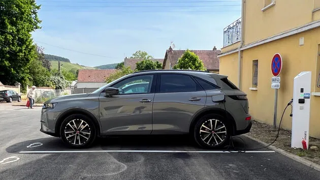 Het andere vaste beeld, onze DS 7 E-Tense, laden als het ook maar even kan en vaak gratis