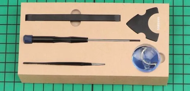 Behalve de onderdelen kunnen klanten ook het benodigde (speciaal)gereedschap bij Samsung kopen.