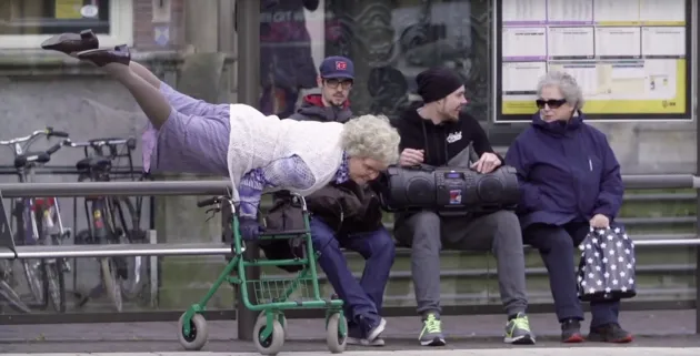 oma-prank-bus