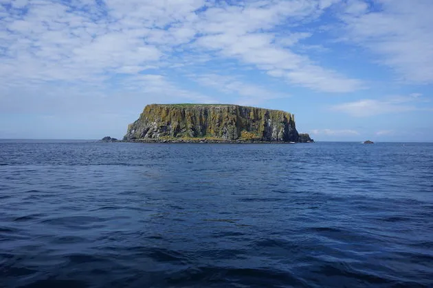 Vanuit Larrybane heb je dit uitzicht op `Sheep Island`.