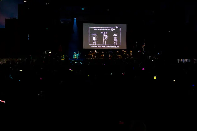 Overzicht van de zaal tijdens de opnames van The Smartphone Orchestra op Lowlands