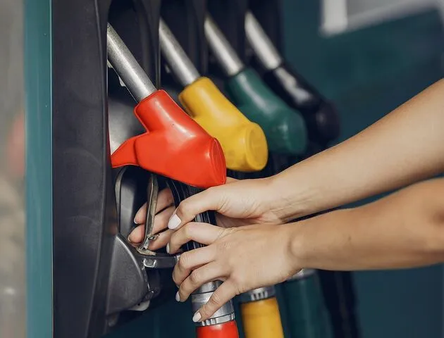 Tanken wordt sneller duurder dan dat de olieprijs stijgt