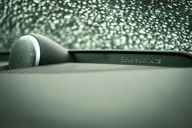 Het Bowers &amp; Wilkins geluidssysteem.