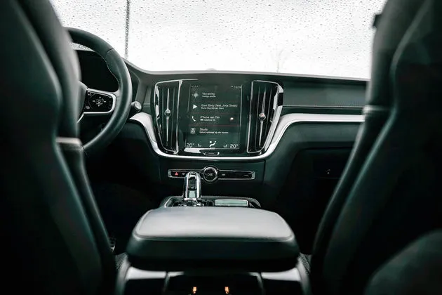 v60 interieur console dashboard