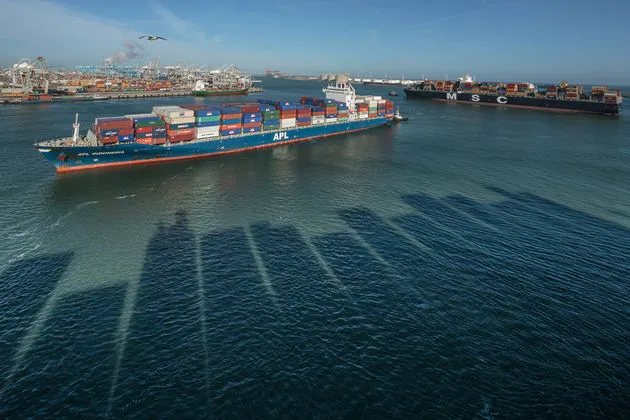 Het uitzicht over de haven van Rotterdam