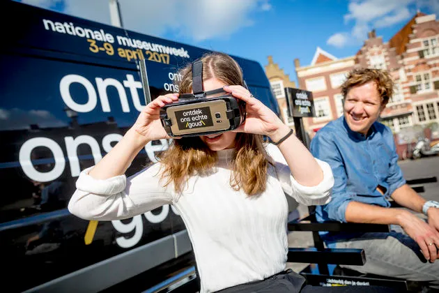 Vlogster IAmTheKnees en Klaas van Kruistum openen het eerste Nationaal VR-museum ter wereld