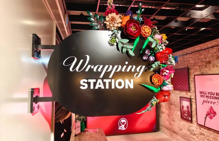 LEGO Bloom bar wrapping station