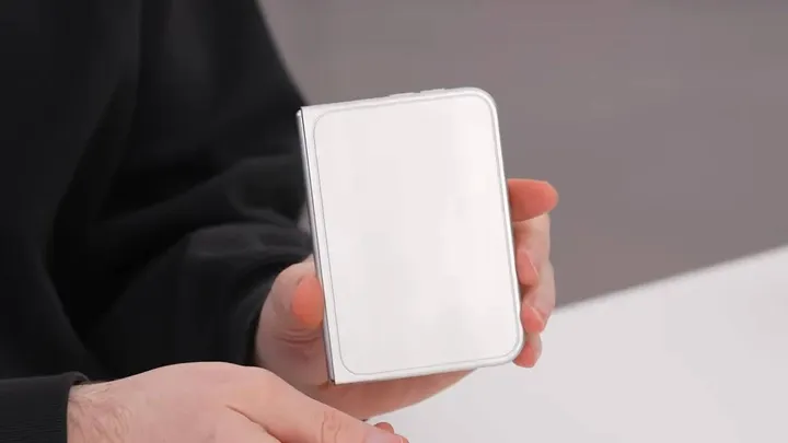 iPhone ULTRA Fold Early Hands On... 1-13 screenshot