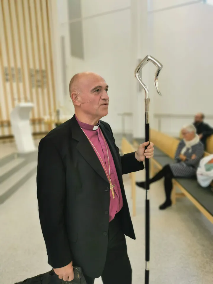 Biskop Jan Otto Myrseth med bispestaven i Hønefoss kirke Foto Roar Olsen