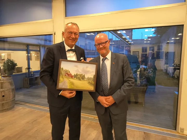 Borgmester Jan Riiber Jakobsen mottar maleri av kultursjef i Ringerike kommune Øyvind Dypvik Norstrøm