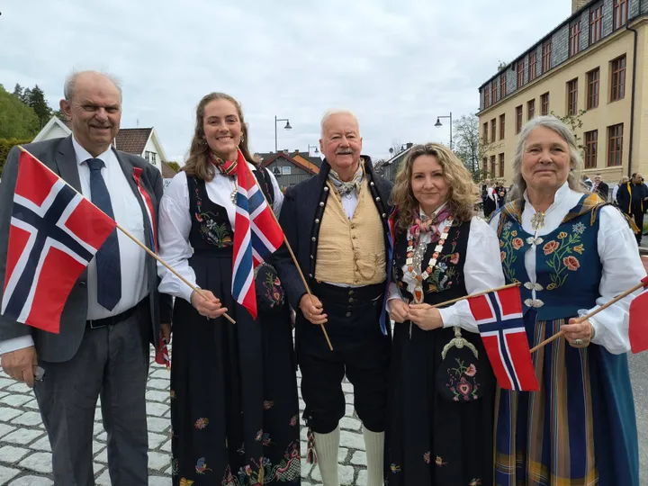 Før avreise til vennskapsbybesøk var det tid for å marsjere gatelangs i Hønefoss og feire grunnlovsdagen vår