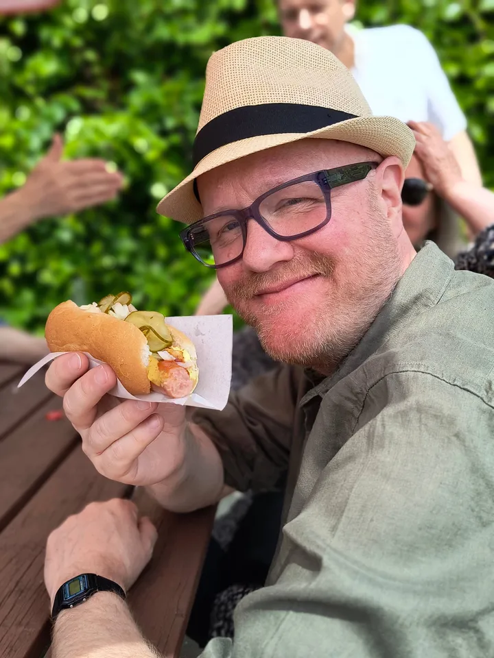 Kanskje det aller beste måltidet i hele pinsen, en hotdog med det hele, tilberedt hos Annies pølsekiosk. Kultursjef Øyvind og alle andre var begeistret