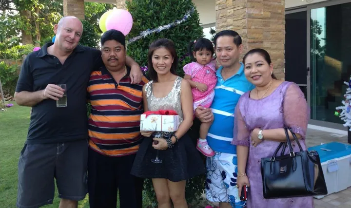 Johan en Tukta in betere tijden met hun Thaise vrienden