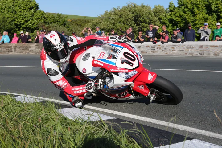 conor cummins gooseneck qualifying superbike tt 2016
