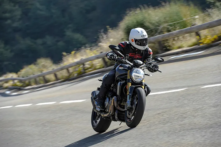 ducati monster 1200 s action 14