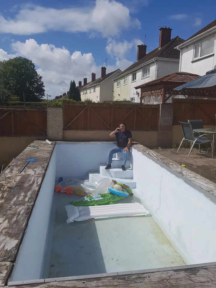 fhm dronken zwembad02