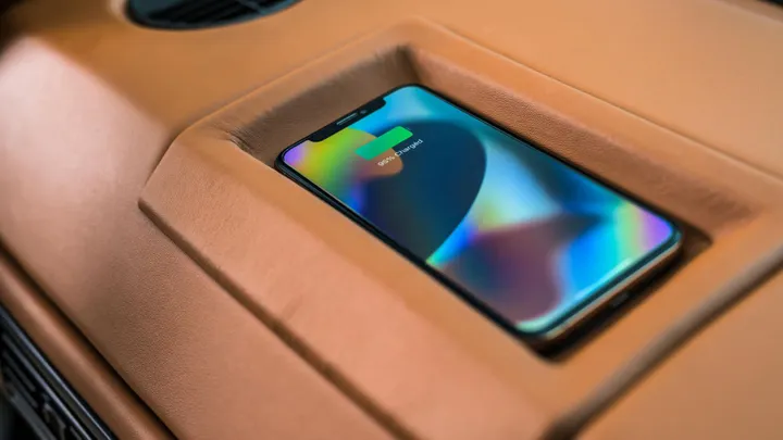 iphone telefoon draadloos laden range rover kingsley restomod