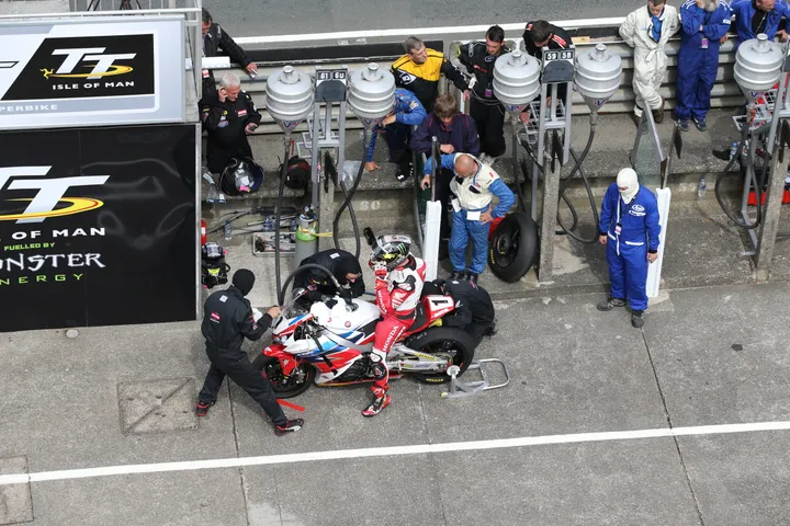 john mcguinness pits superbike tt 2016