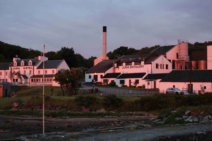 jura hotel and distillery at sunrise pink sky 1 resultaat scaled