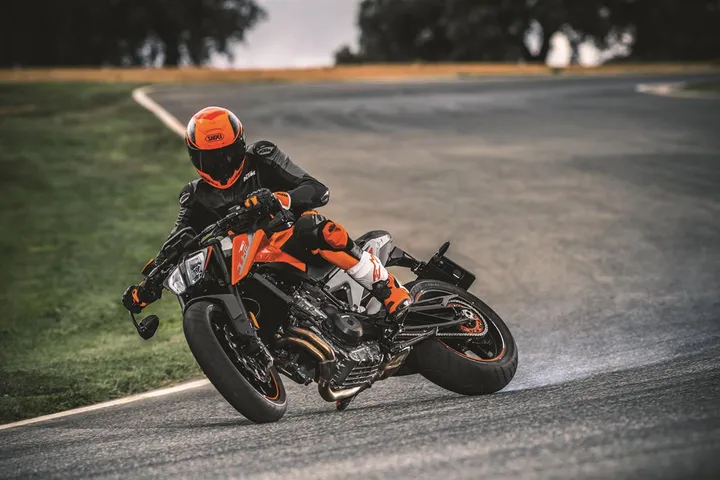 ktm 790 duke 2018 action 02 1 1