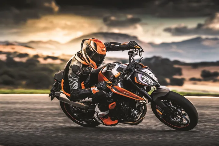 ktm 790 duke 2018 action 03