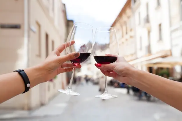 manos cerca pareja brindando copas vino 285396 3325