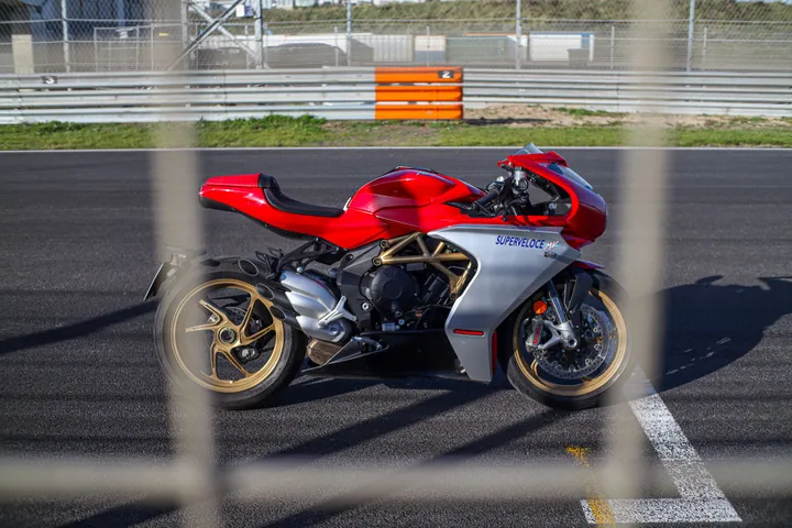 mv agusta superveloce fhm12