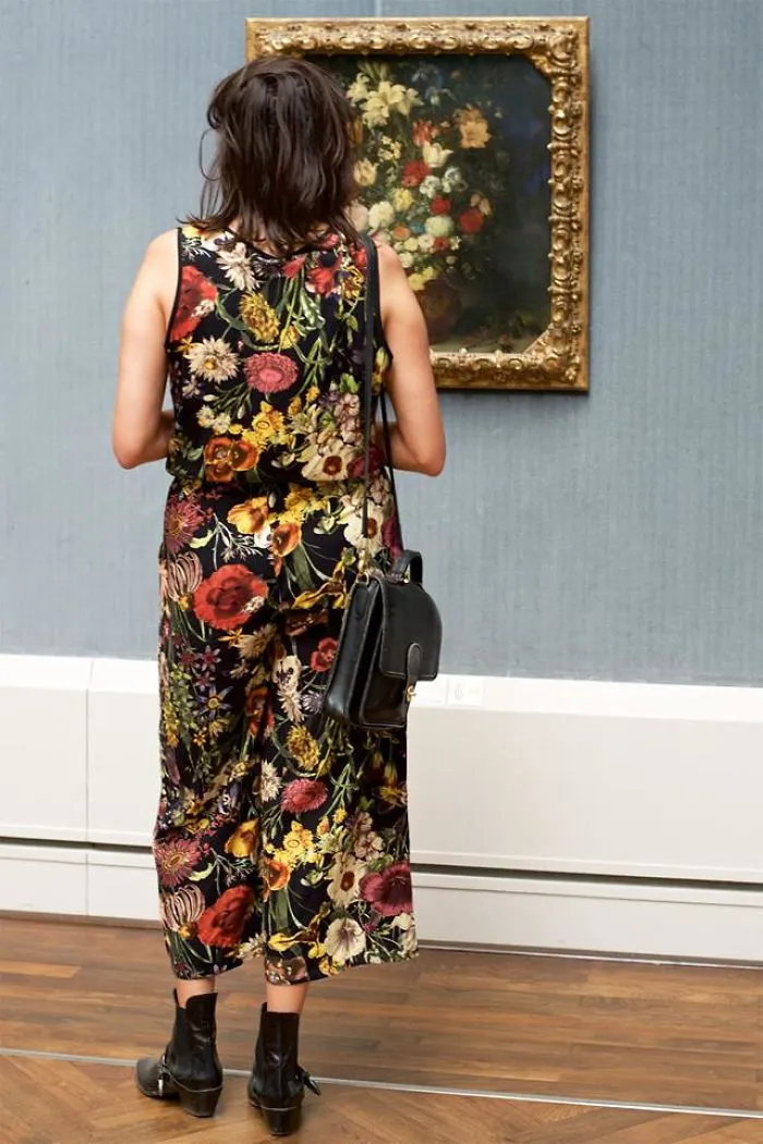 photographer goes through the museums to capture the similarities between the paintings and the visitors and the result will impress you 59e6faeacbece 700