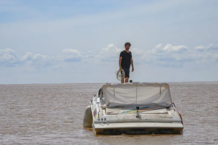 richard hammond standing on his boat 1024x681