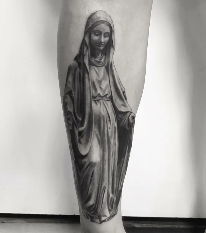 the tattoo artist makes hyper realistic tattoos that look more like they were printed on the skin 600150a14a5f8 880