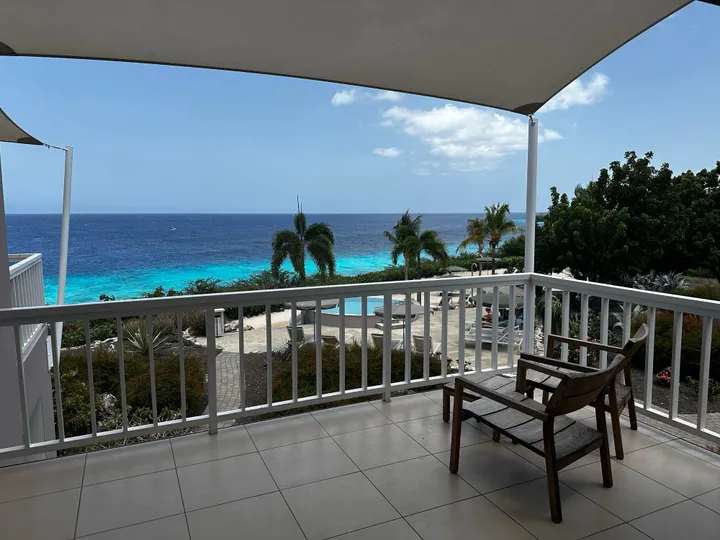 Het uitzicht van ons balkon op Coral Estate.