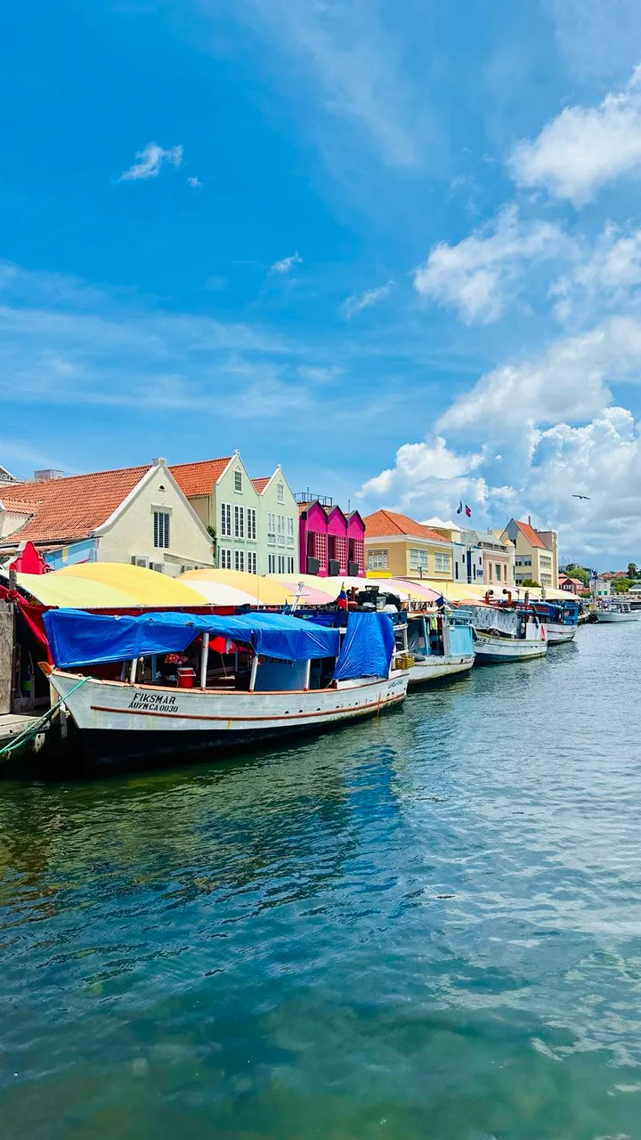 De Floating Market in Willemstad.