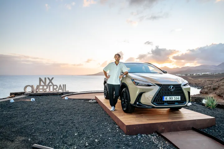 Er zijn slechtere plekken om te poseren met een Lexus.