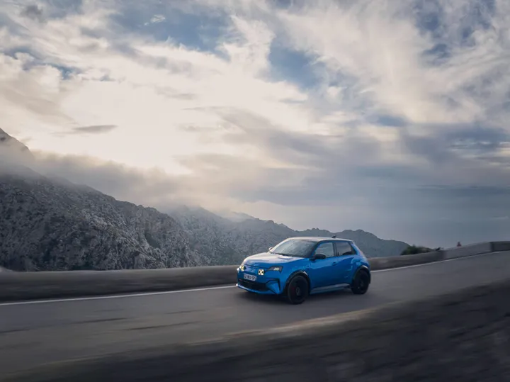 Dat blauw matcht goed met die Spaanse rotsen, vind je niet?