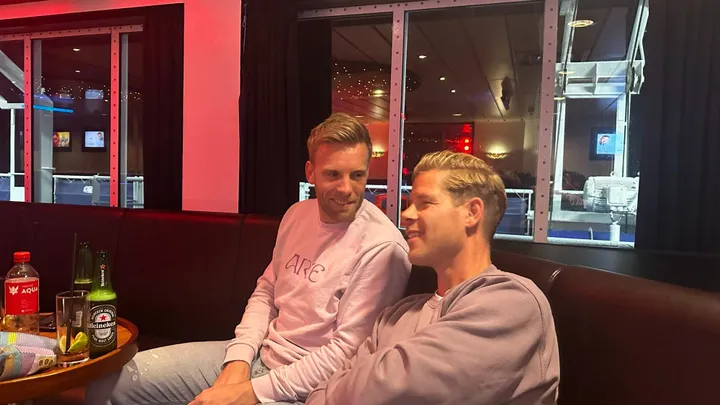 Dennis en Sytze verwikkeld in een diepgaande discussie of we het shotje sambuca moeten pakken of niet.