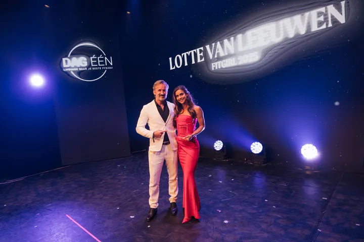 Patrick Janssen van DAG ÉÉN met Fitgirl Award winnares Lotte van Leeuwen.