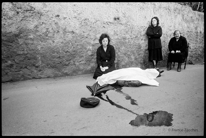 Franco Zecchin - Benedetto Grado's wife and daughters at the scene of his murder. The family was already mourning the son Antonio's murder. Palermo 1983