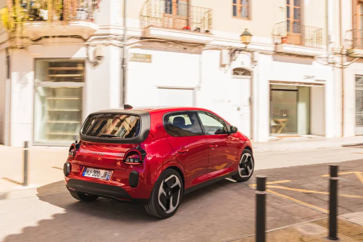 RenaultTwingoE-TechElectric_AbsolutRed_Action©ThomasCortesi-8